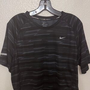 Nike Men's Black and Gray Patterned Tee